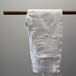 Joe’s High Rise Skinny  White Jeans 26